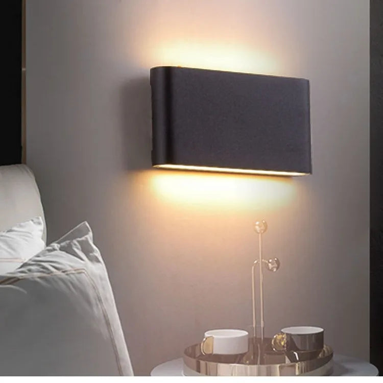 Lámpara LED de pared impermeable IP65 – luz cálida para exterior e interior