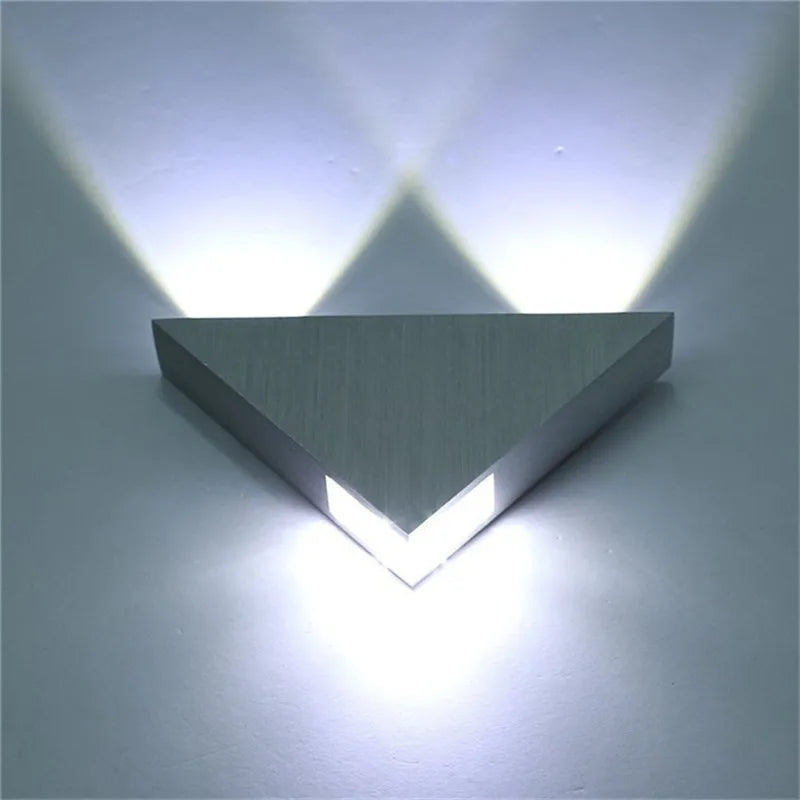 Lámpara de pared LED 3W – aluminio cepillado, forma triangular y estilo moderno