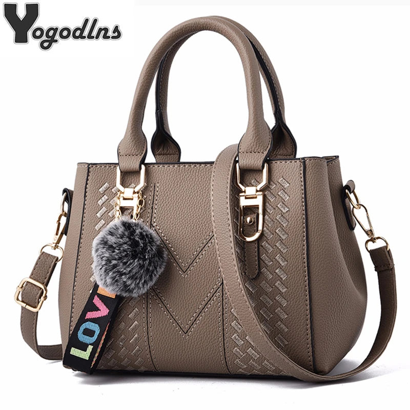 Bolso bandolera mujer – cuero con bordado y detalle de pompón