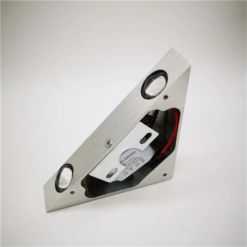 Lámpara de pared LED 3W – aluminio cepillado, forma triangular y estilo moderno