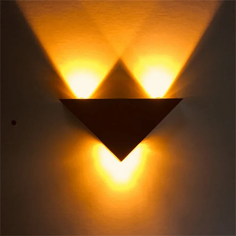 Lámpara de pared LED 3W – aluminio cepillado, forma triangular y estilo moderno