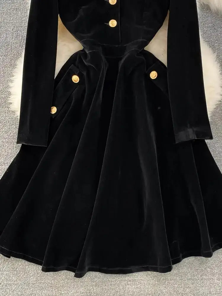 Vestido de terciopelo negro elegante – vintage, mangas largas y bolsillos metálicos