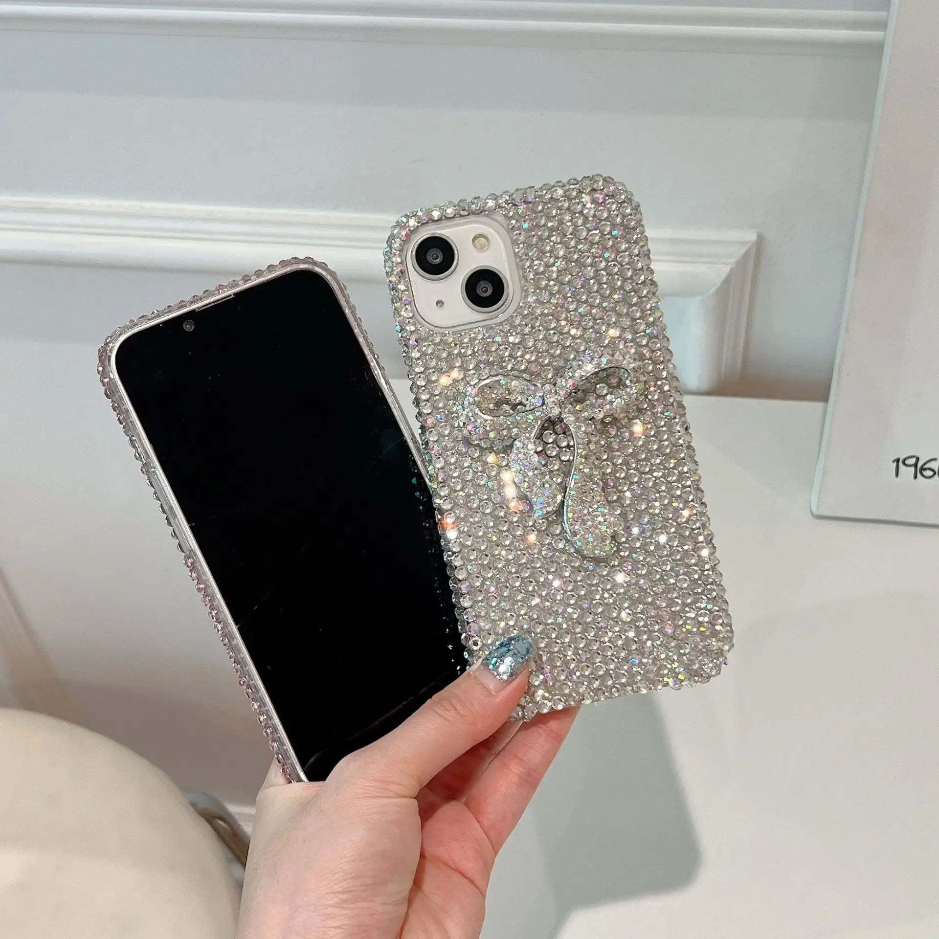 Funda full diamond con lazo para iPhone – protección brillante y adorable