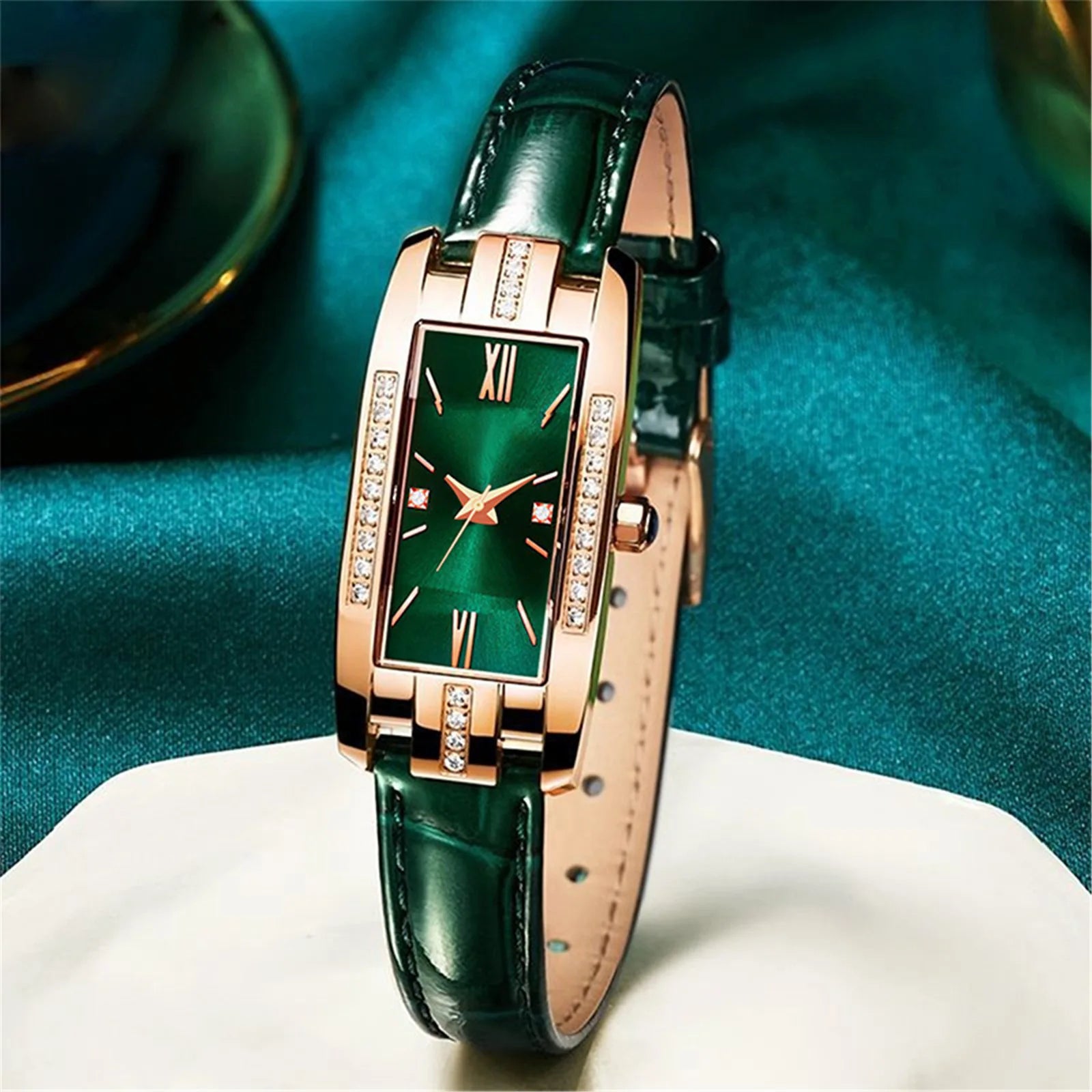 Reloj mujer lujo – diseño rectangular pequeño con cristales verdes y correa de cuero