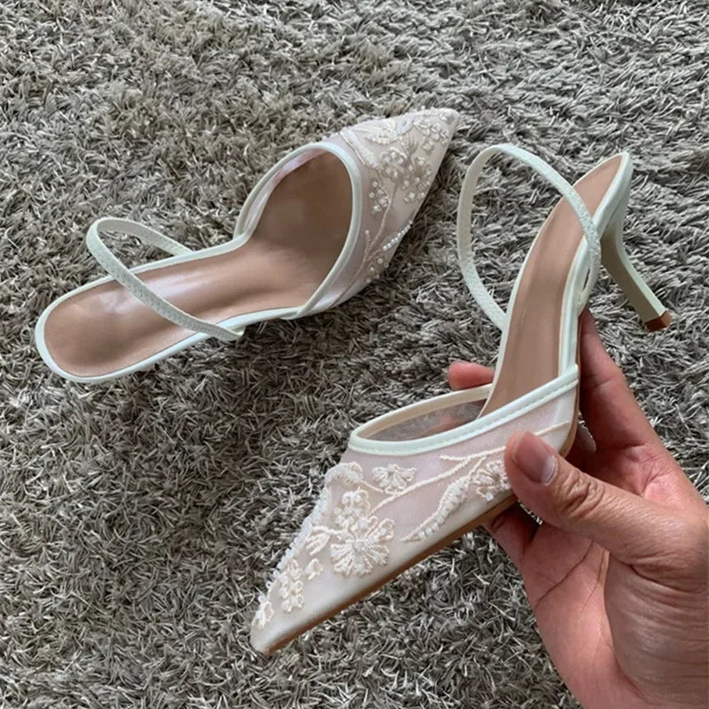 Pumps elegantes mujer – punta fina, cuentas y bordado en mesh negro