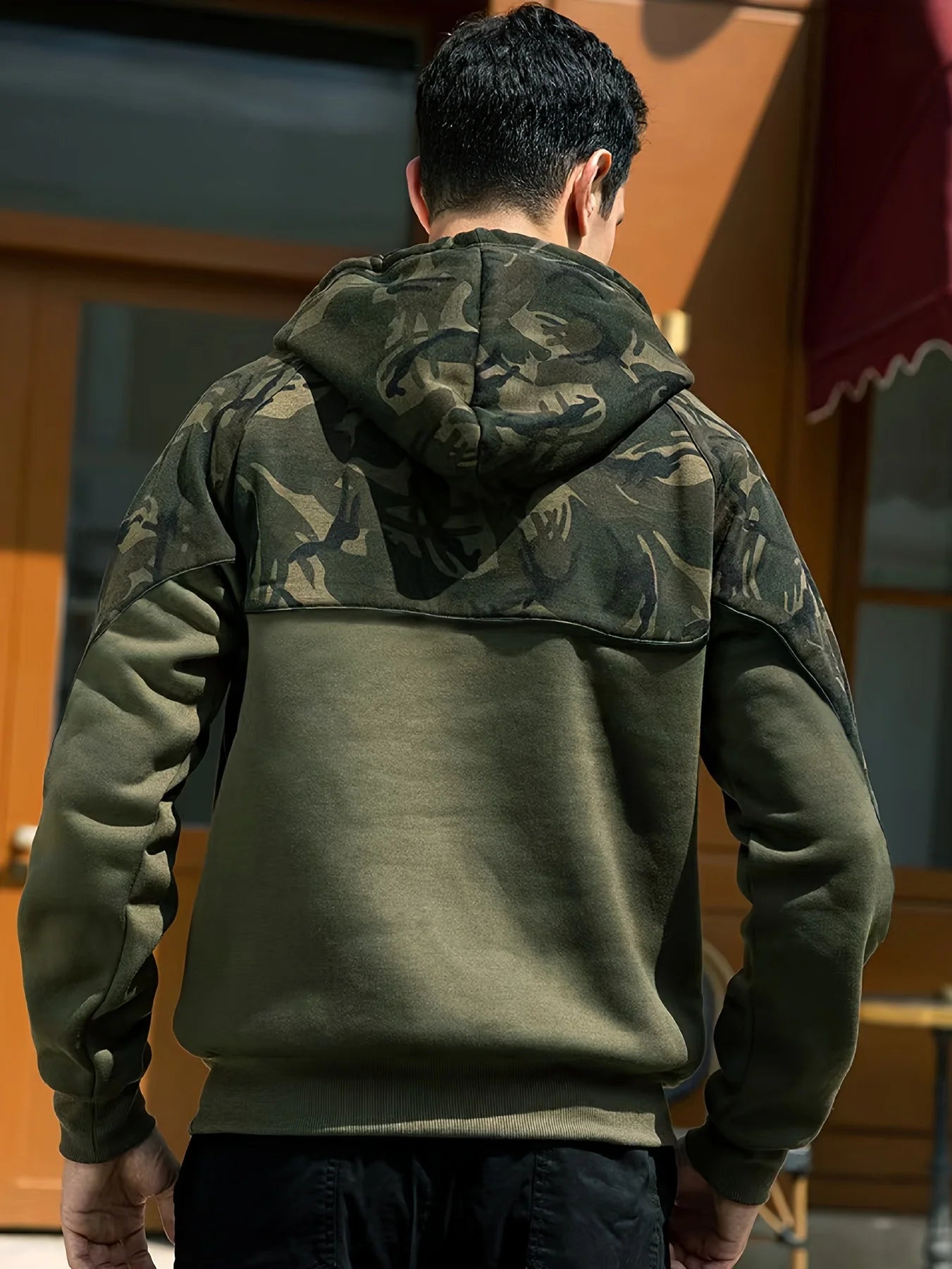 Hoodie camuflado hombre – diseño color block casual con bolsillo canguro